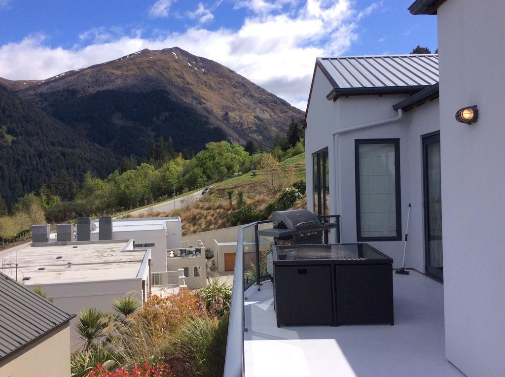 The Queenstown Bothy Bagian luar foto